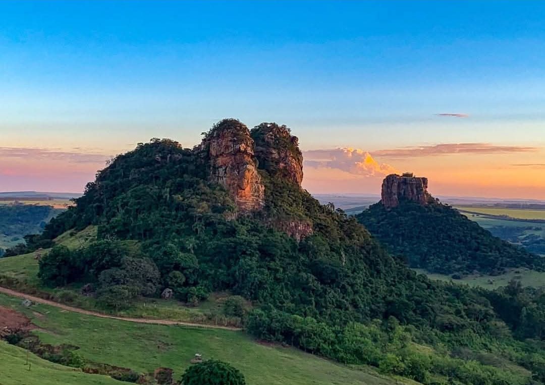 Morro do Camelo à esquerda e Morro do Cuscuzeiro à direita, ao pôr do sol em Analândia (SP)