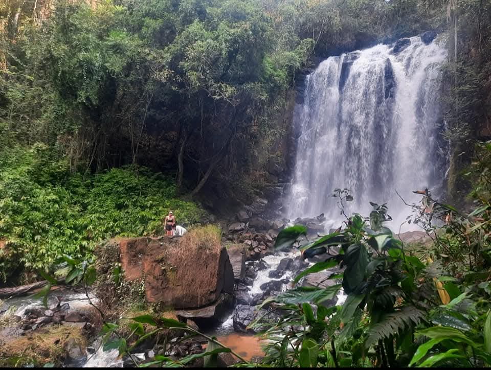 Cachoeira Monte Sião em Analândia (SP), queda larga e volumosa em meio à mata, com poço e pedras no rio abaixo