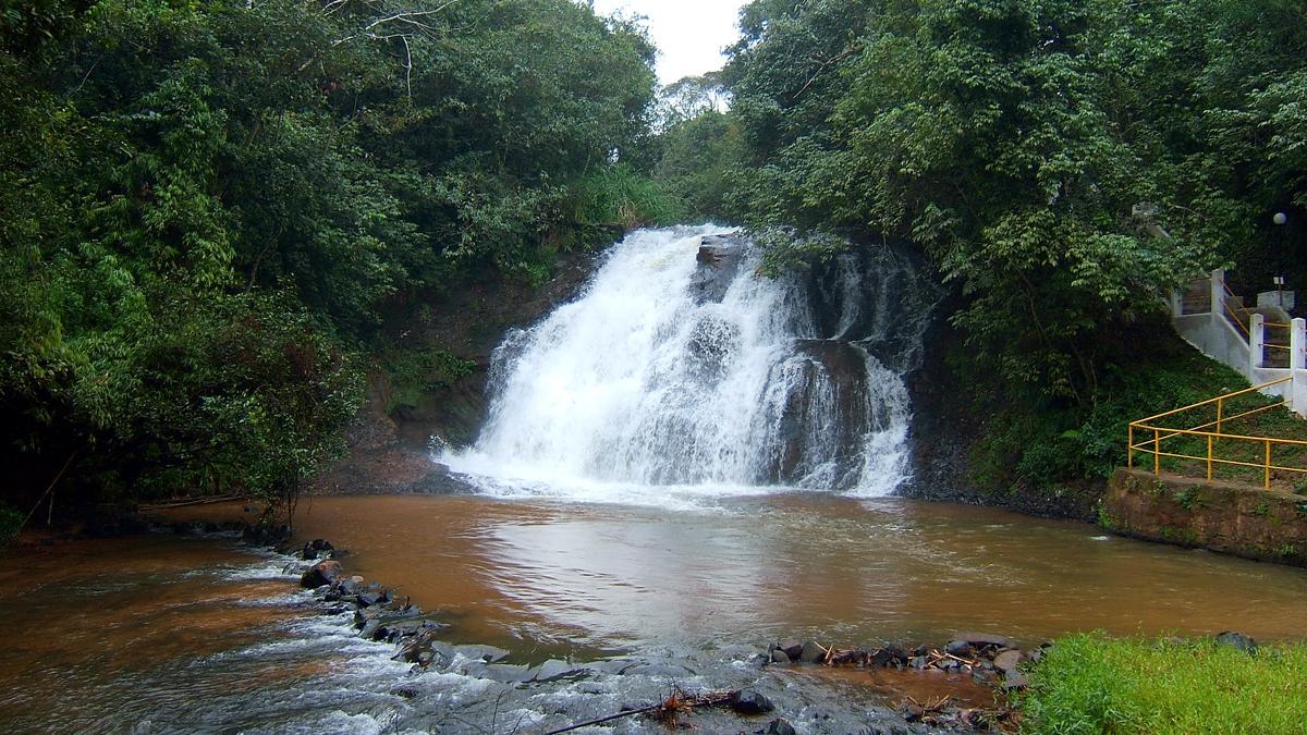 Cachoeira Salto Major Levy em Analândia (SP), com queda volumosa de 25 m, poço e escadaria com corrimão ao lado