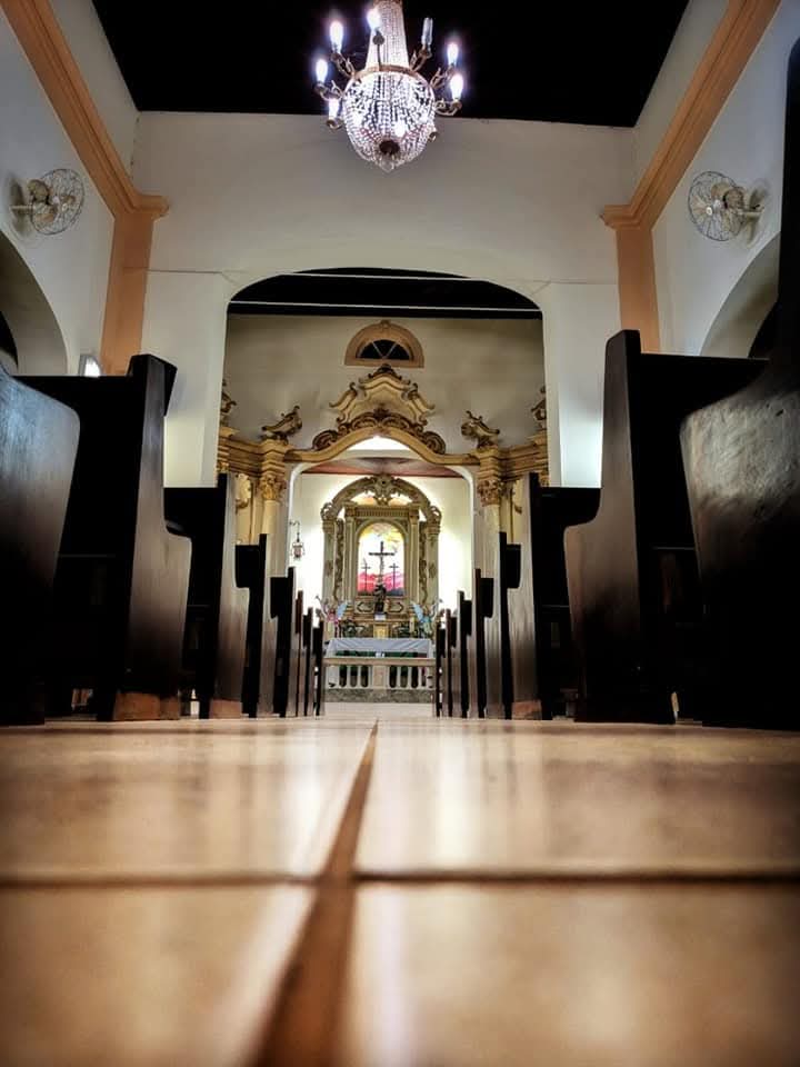 Interior da Igreja Matriz de Sant’Ana em Analândia (SP), com bancos de madeira, lustre e altar