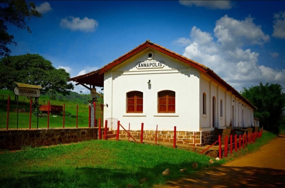 Estação Ferroviária de Annapolis em Analândia (SP), com fachada branca e inscrição ANNAPOLIS
