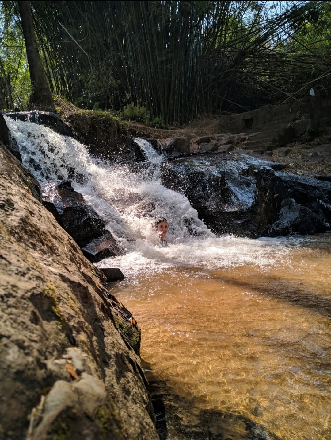 Cascatas do Rangel em Analândia (SP), pequena queda sobre pedras com poço de água para banho e bambuzal ao fundo