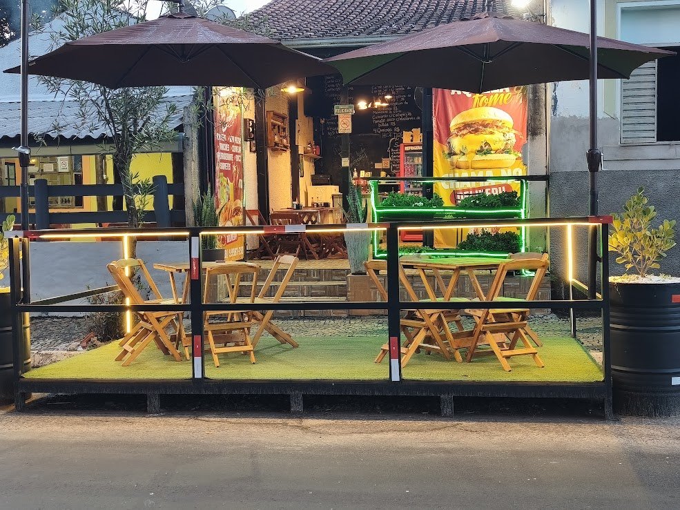 Quiosque da Pastelaria D Pastel em Analândia (SP), com mesas sob guarda-sóis