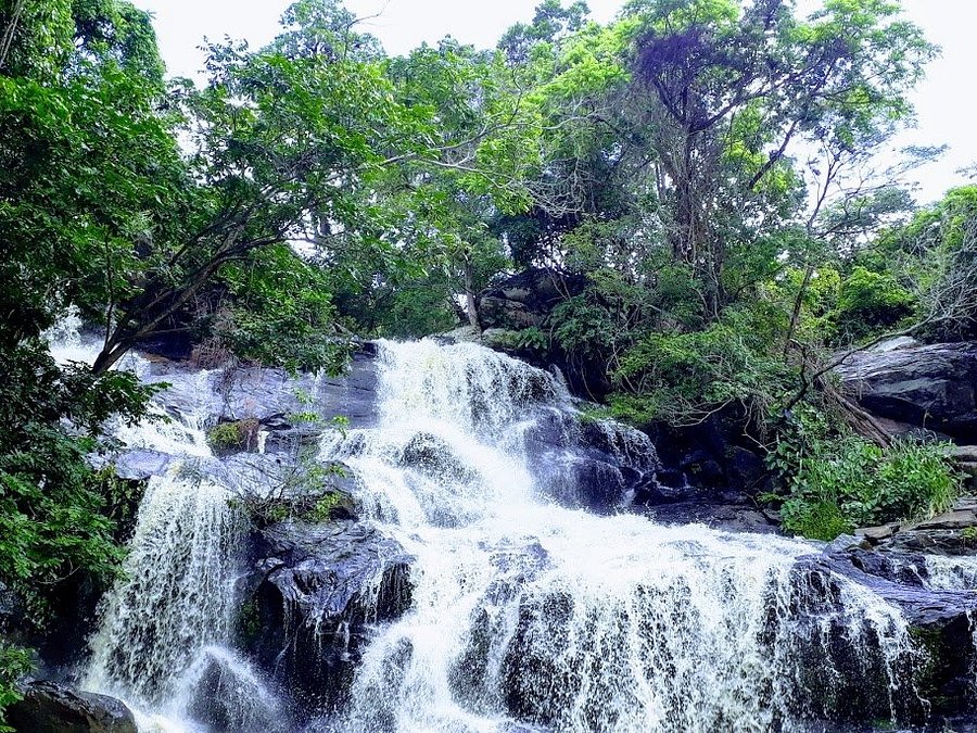 Corredeiras da Cachoeira do Roncador em Analândia (SP), água descendo em cascata sobre rochas escuras cercadas de mata