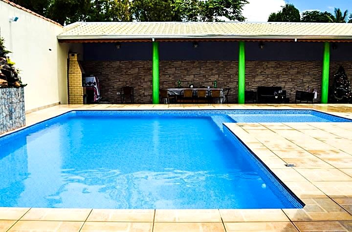 Piscina grande da PousaLândia em Analândia (SP), com quiosque coberto de telha ao lado