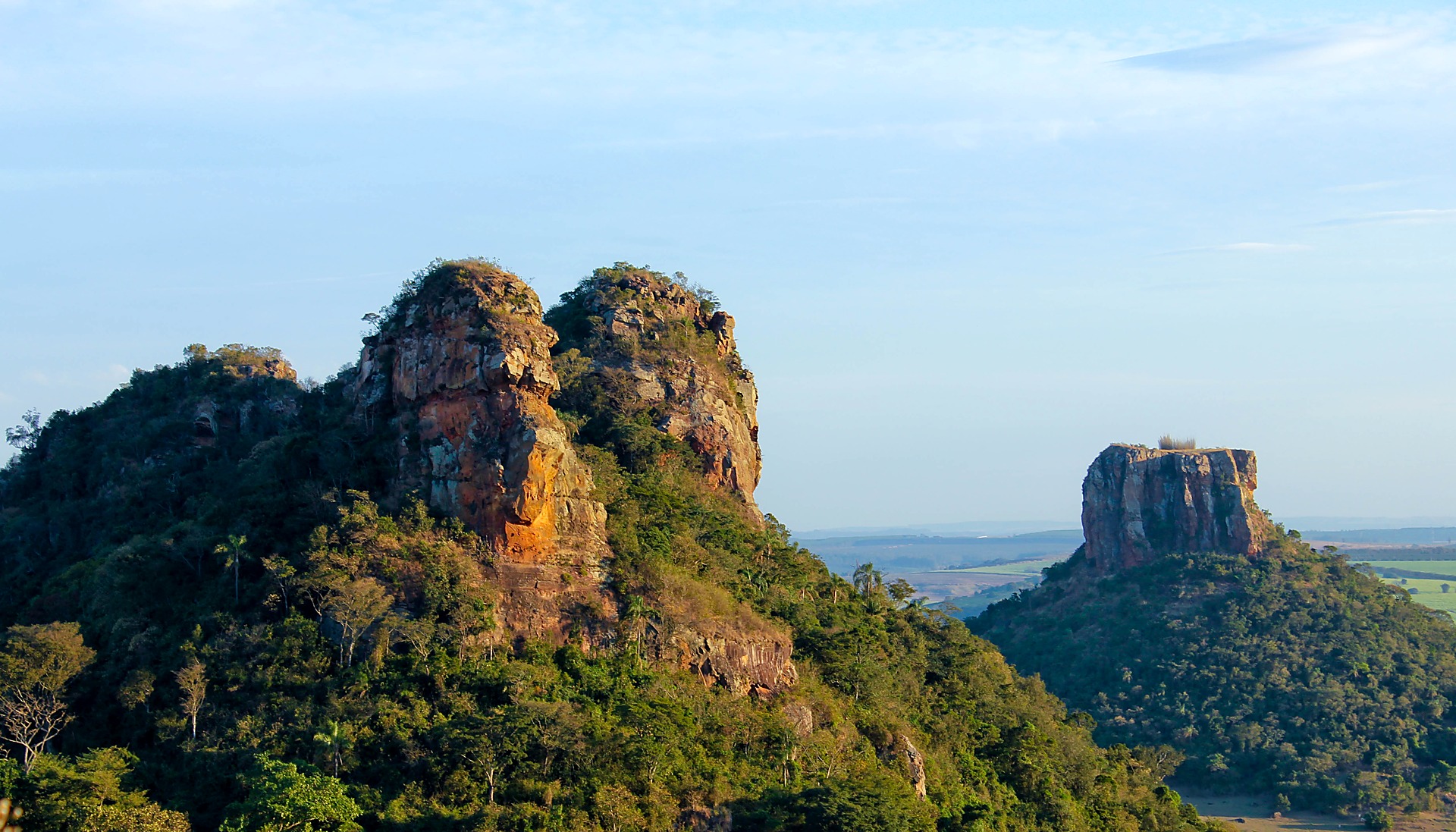 Morro do Camelo em primeiro plano e Morro do Cuscuzeiro ao fundo, em Analândia