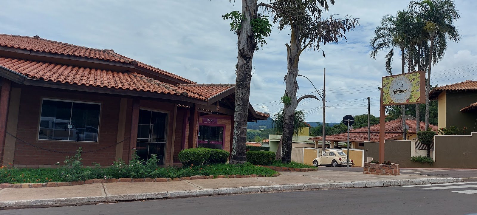 Fachada do Hermes Restaurante em Analândia (SP), casa de telhado cerâmico junto à rua