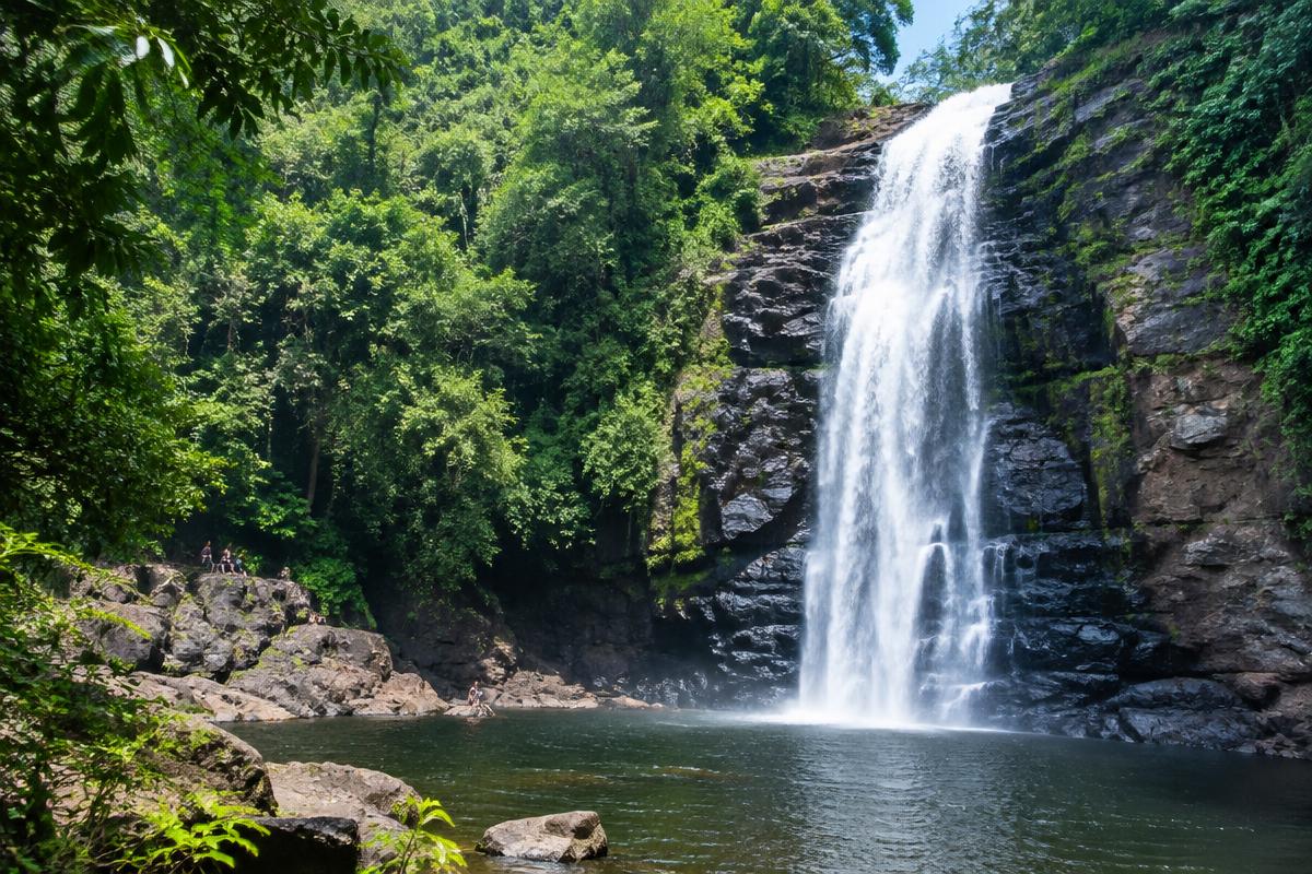 Queda d'água cercada de mata nativa em Analândia (SP)